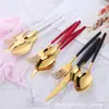 Venta al por mayor del fabricante Cubiertos Occidentales de Acero Inoxidable Cuchillo para Bistec, Tenedor, Cuchara, Cucharilla de Té, Mango con Spray Chapado en Titanio Juego de Cubiertos de Cuatro Piezas para Regalo