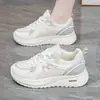 Zapatos de papá versátiles de estilo coreano con suela gruesa, nuevo modelo otoño 2026, zapatillas deportivas de malla transpirable para mujer, zapatillas casuales para correr que aumentan la altura