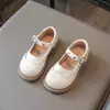 Sapatos femininos, sapatos infantis pequenos de couro, nova coleção primavera/outono 2026, sapatos redondos estilo bebê com detalhes esculpidos, estilo preppy, sapatilhas pretas