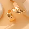 Suministro Transfronterizo Europeo y Americano Moda Retro Pulsera Anillo de Metal Dorado con Pliegues de Hoja Traje Abierto de Dos Piezas para Mujer