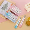Fornecido diretamente pelo fabricante: Estilete mini utilitário modelo Sakura da Pioneer para estudantes e uso em escritório, adequado para desembalar e cortar papel, disponível em caixa fechada