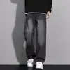 Pantalones de mezclilla retro estilo americano para uso diario, color gris cemento, cintura elástica para hombre, pierna recta, lavados, corte holgado, pantalones casuales con una silueta fluida y de pierna ancha