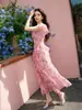 Vestido Floral Rosa com Decote Flare, Mangas Bufantes, Barra Franzida e Design que Marca a Cintura para um Visual Emagrecedor e Delicado, Perfeito para Férias 22154