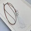 Colar com Pingente de Franja de Cristal Branco Vintage Estilo Francês com um Toque Elegante e Sofisticado, Corrente Longa e Versátil para Suéter para Mulheres