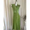Vestido elegante e sofisticado estilo coreano, semelhante ao de Song Qian, com detalhes de miçangas, caimento justo, saia longa, gola redonda pequena, sem mangas e design intrincado vazado.