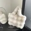 Bolsa de Peluche de Alta Gama Otoño/Invierno para Mujer 2026 Nueva Súper Popular Versátil Bolso Tote Tendencia de Moda Bolso de Mano Transfronterizo