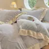 Juego de cama de encaje estilo princesa de otoño e invierno, juego de cuatro piezas de terciopelo de leche, funda nórdica de forro polar de doble cara más sábana de vellón coral de terciopelo