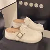 Usa pantuflas simples cerradas de suela gruesa para mujer, estilo Birkenstock nuevo 2026, perfectas para primavera.