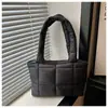 Bolsa de mano de algodón rellena de plumón estilo europeo y americano, nueva bolsa de hombro individual para mujer, diseño de cuadros moderno y a la moda, bolso simple para el hombro