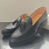 Zapatos Nuevos de Hombre Four Seasons Moda Juvenil Ropa Exterior Borla Grabado Estilo Británico Retro Zapatos sin Cordones Puntiagudos para Hombre