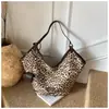 Bolsa de Lona Estilo Coreano Transfronteriza Gran Capacidad Estampado de Leopardo Bolsos de Hombro de Pana Bolsa de Compras Versátil Bolsa