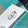 Novos Anéis de Casal Simples Moda Europeia e Americana Listrados T1 Personalizados Versáteis V Ouro Anéis Masculinos e Femininos Acessórios da Moda Ins