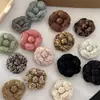 Casaco de tweed estilo Chanel pequeno terno suéter broche tecido vintage floral luxo leve acessórios versáteis de alta qualidade flor