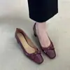 2026 Sapatos de Salto Médio Quadrados de Couro Macio Estilosos Retrô Emagrecedores com Flor de Camélia Salto Grosso para Primavera e Verão