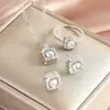 Collar para Mujer 2025 Nueva Entrada Lujo Nicho Regalo de Cumpleaños Pendientes Aretes Accesorios Atmosféricos de Gama Alta Juego de Tres Piezas