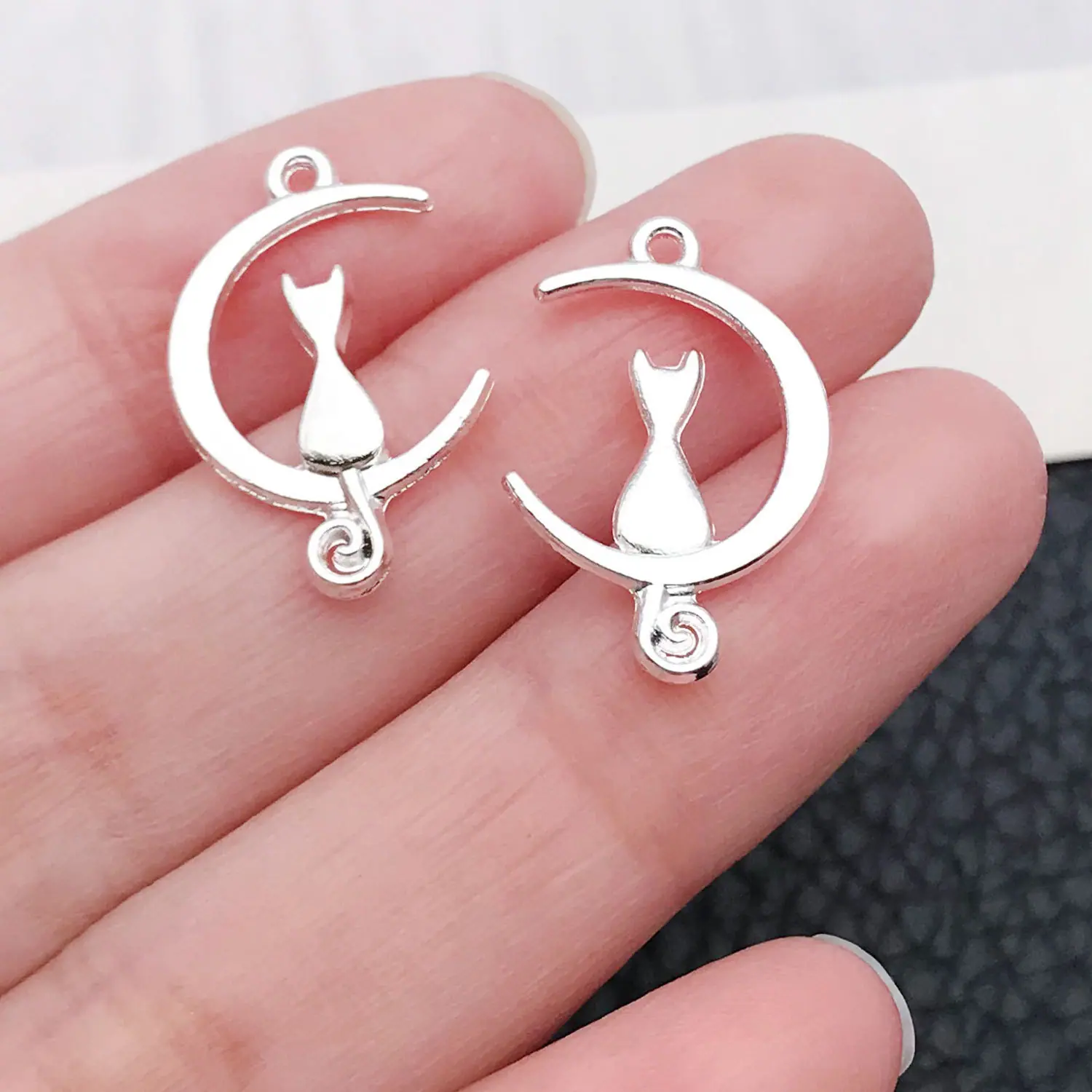 20648-M-亮银锌合金月亮猫21x13mm-0.8g