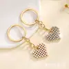 Accesorios de llavero colgante para mujer, con forma de corazón europeo y americano, hueco, totalmente incrustado con pedrería y perlas de imitación, Gorgeous