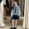 Conjunto Estilo College Primavera e Outono para Meninas 2026 Novo Conjunto de Três Peças Elegante para Outono Infantil: Colete, Camisa e Saia Plissada