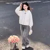 Coleção Primavera e Outono: Calça jeans versátil para crianças mais velhas, conjunto de princesa estilo coreano com acabamento em renda e jaqueta de orelha de coelho, um conjunto de duas peças para meninas