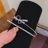 Pulsera Abierta de Doble Capa con Lazo de Circonita y Gota de Agua Estilo Súper Brillante de Lujo Ligero Joyería de Mano Elegante de Gama Alta de Nicho Europeo y Americano para Mujeres
