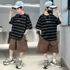 Conjunto de Duas Peças Verão 2026 Novo Meninos Estilo Coreano Camiseta de Manga Curta Listrada e Shorts para Crianças de Meia-Idade e Mais Velhas Conjunto Casual Soltinho Tendência Cool Tendência
