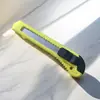 Cuchillo de utilidad pequeño K751 Cuchillo para papel Cuchillo de utilidad Multicolor Papelería para estudiantes Venta directa del fabricante Afilado