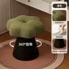 Taburete de tocador color crema con forma de pétalo, taburete de maquillaje giratorio 360 grados, taburete bajo para cambiar zapatos en el dormitorio del hogar, taburete bajo acolchado suave de alta resiliencia