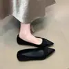 Sapatos baixos de bico fino com temperamento de brisa noturna estilo francês para mulheres, novos mocassins casuais slip-on retrô coreanos de outono 2026