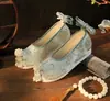 Zapatos de Arco Xueqing Zapatos Antiguos Hanfu Aumento Interno de Altura Zapatos de Tela sin Cordones Brocado Forjado Zapatos de Mujer Estilo Étnico Zapatos de Tela Bordados