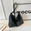 Bolso Grande de Mujer, Versátil para Primavera 2026, Nuevo Bolso de Hombro Sencillo con Diseño Texturizado, Bolso Tote Adecuado para Clase y Viajes Diarios