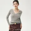 Suéter de alta qualidade com gola V em tricô torcido e mistura de caxemira, perfeito para usar em camadas no outono e inverno. Uma peça de cima elegante e que afina a silhueta, acentuando suas curvas.