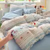 Juego de ropa de cama de algodón acolchado de cuatro piezas con funda de edredón estampada y sábana bajera, estilo coreano, adecuado para dormitorios de estudiantes, juego de ropa de cama de tres piezas