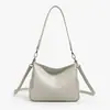 Bolso vintage de nicho para mujer 2026 nuevo de verano moderno de lujo ligero de alta gama para el hombro o la axila tipo cubo