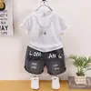 Conjunto de Verão para Meninos 2026 Novo Estilo Casual Manga Curta Shorts Conjunto de Duas Peças para Crianças Roupas da Moda Atacado