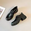 Mocassins Femininos de Bico Redondo com Velcro para o Outono de 2026, Sapatos Pretos de Couro Versáteis com Solado Grosso e Salto Bloco na Moda