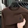 Moletom Masculino DeRong Gola Redonda 2026 Outono Nova Moda Casual Versátil Logo de Pônei Bordado Camisa Básica Masculina
