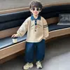 Conjunto de outono moderno e estiloso para meninos, nova coleção 2026 de roupas coreanas para meninos, estilosas e bonitas, conjunto de duas peças com camisa polo para meninos pequenos