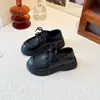 Zapatos pequeños de cuero para niñas, nueva colección otoño 2026, zapatos formales para niños para actuaciones, tallas medianas y grandes, mocasines negros de suela suave
