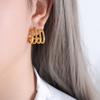 Pendientes de acero de titanio chapados en oro con incrustaciones geométricas simples y elegantes de estilo veraniego.