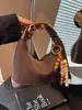 Bolso con un Toque de Lujo de Nicho, Exquisito y de Lujo Ligero, Bolso Vintage Mate para Mujer para el Trabajo, Bolso Versátil Tipo Dumpling, Transfronterizo