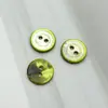 Botões de concha de renda fresca pequenos de 11,5 mm com dois furos para camisas, cardigãs e vestidos, feitos de madrepérola branca com acabamento a laser