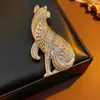 Broche de Flor Borboleta Pérola, Alfinete de Luxo Leve Nicho High-End, Acessório Elegante e Versátil para Mulheres