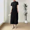 Conjunto de Duas Peças Issey Miyake, Elegante Feminino de Alta Qualidade Cor Sólida Gradiente Chique Versátil Camiseta de Manga Curta e Saia