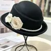 Boina Elegante Francesa de Lana Fieltro con Perlas y Camelia para Mujer Otoño Invierno Estilo Hepburn Sombrero de Cubo con Temperamento Estilo Chica Rica Sombrero Formal