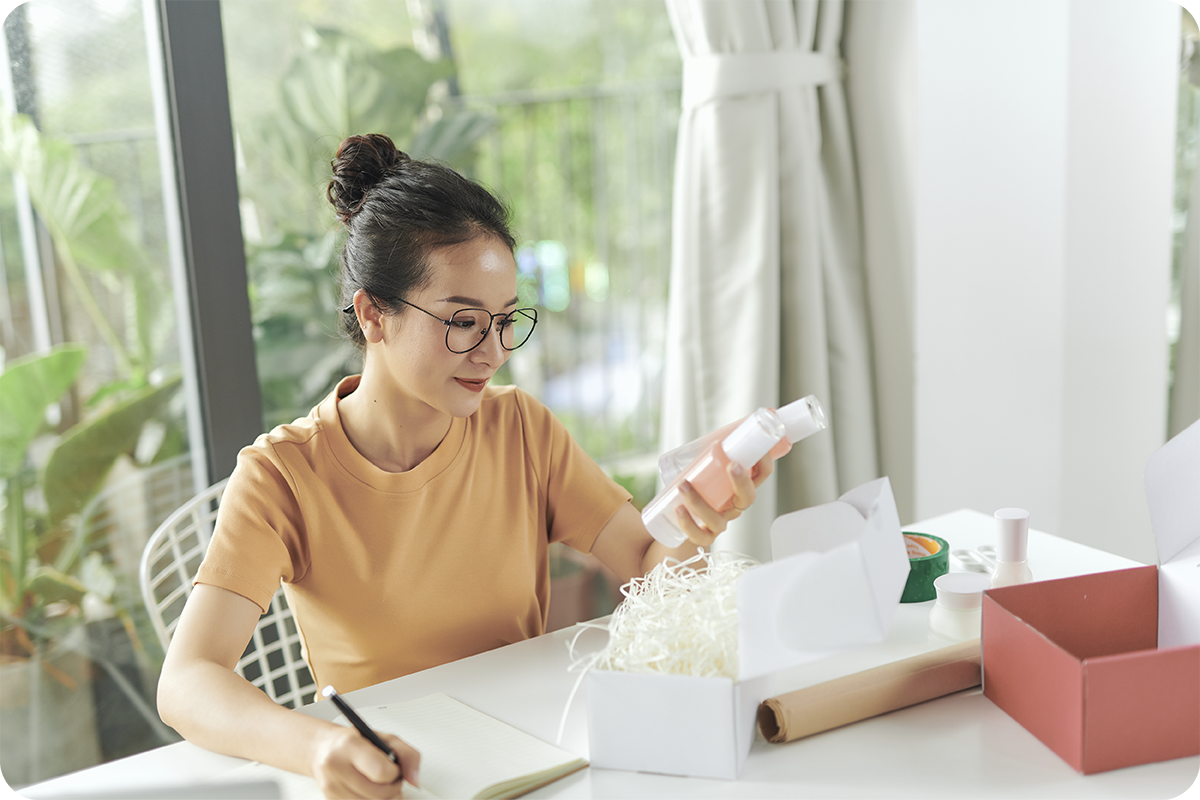 Mulher inspecionando produto e fazendo anotações, representando o processo de validação de amostras de fornecedores chineses antes da importação