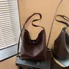 Bolso tote de gran capacidad para mujer, nuevo modelo de verano 2026, bolso de hombro de alta gama con patrón tejido, bolso cruzado tipo cubo para el día a día