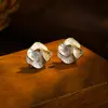 Pendientes de Camelia Blanca Estilo Tweed, Exquisitos y Versátiles Pendientes de Aguja de Plata S925, Pendientes Coreanos de Lujo Accesible de Alta Gama para Mujer
