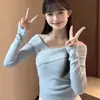 Top de malha azul estilo coreano com ombros de fora e gola halter para mulheres, design de outono, top curto slim fit com corte cruzado de nicho