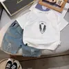 Ropa Infantil Elegante Nueva de Verano 2025 para Niños, Conjunto de Dos Piezas de Manga Corta para Bebé con Estampado de Alas de Moda