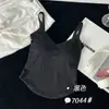 Top regata fino com decote V, algodão puro, alças finas, com bojos fixos de látex integrados, pode ser usado como peça externa, afina a silhueta e valoriza o corpo.